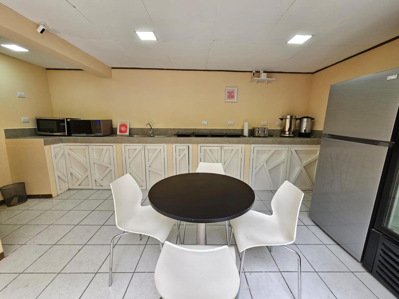 Hostel La Cali Inn Сан Хосе Екстериор снимка