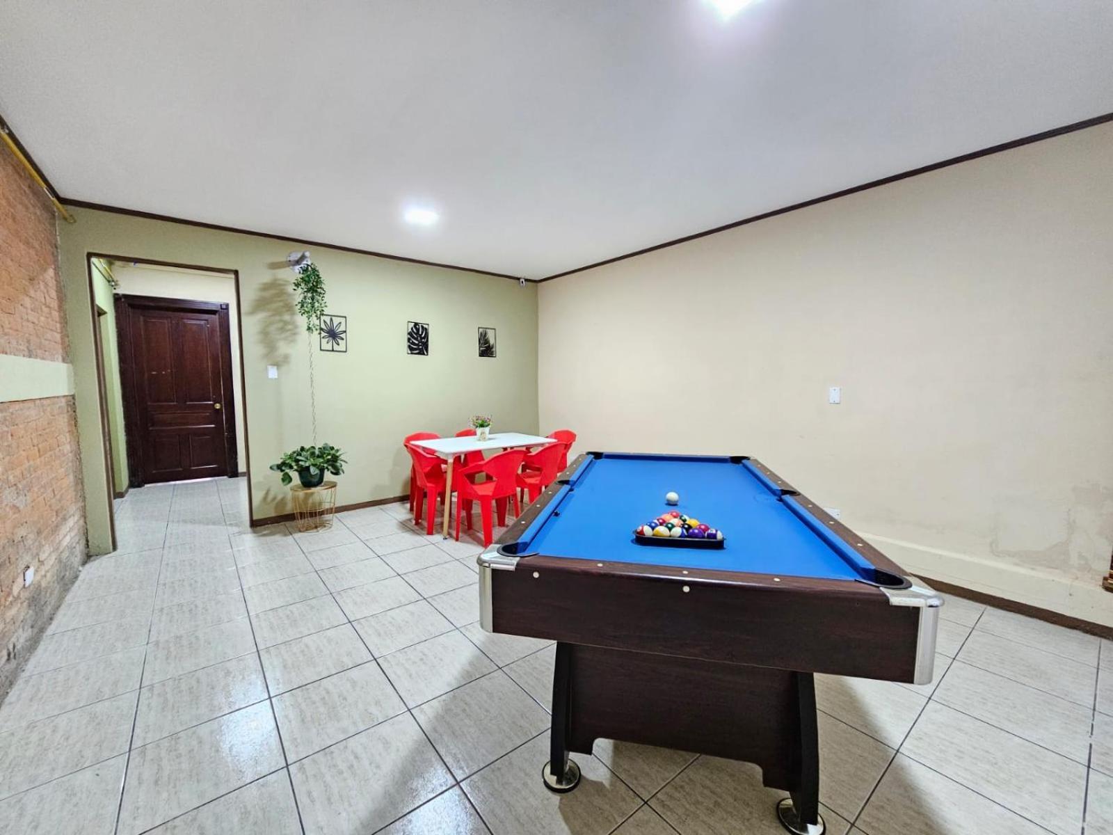 Hostel La Cali Inn Сан Хосе Екстериор снимка